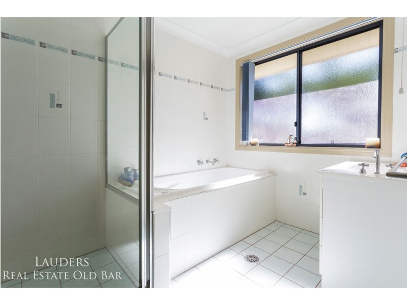 1 Rebecca Close, Old Bar NSW 2430