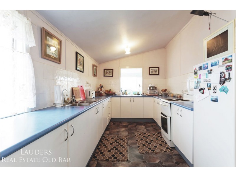 1 Lewis Street, Old Bar NSW 2430