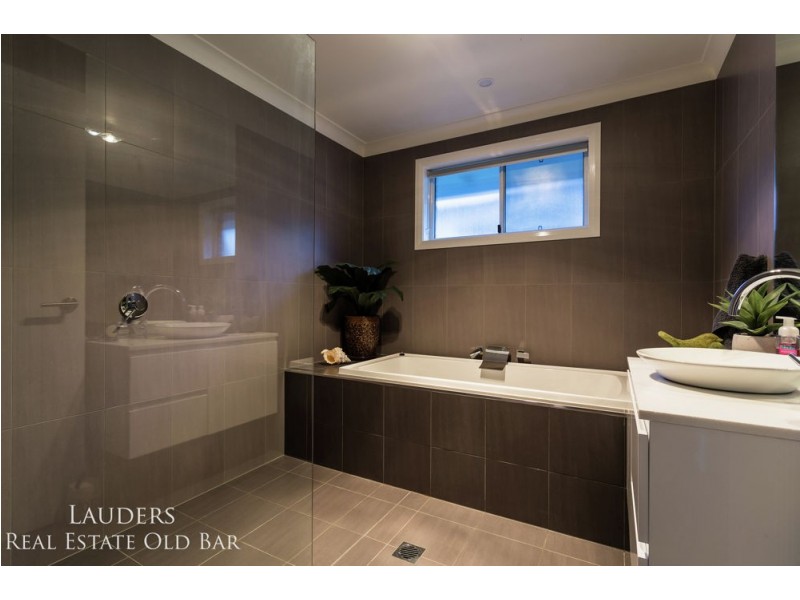 27 Albatross Way, Old Bar NSW 2430