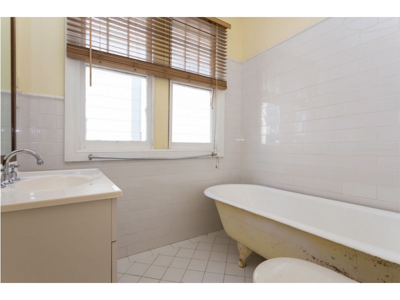 19 Pacific Parade, Old Bar NSW 2430