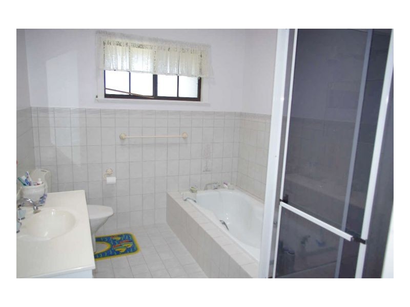 552 Old Bar Road, Old Bar NSW 2430