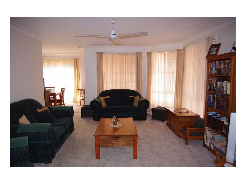 5 Kestrel Ave, Old Bar NSW 2430