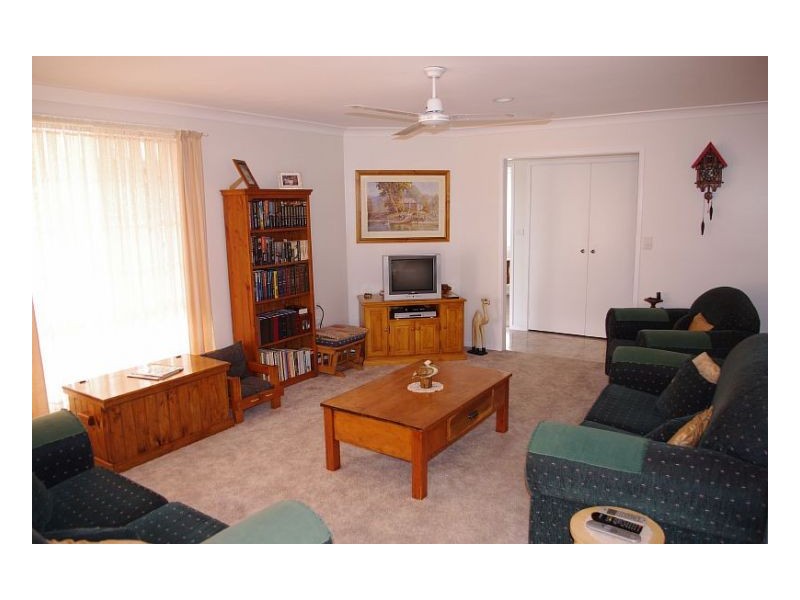 5 Kestrel Ave, Old Bar NSW 2430