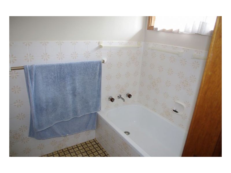 8 Joel Drive, Old Bar NSW 2430