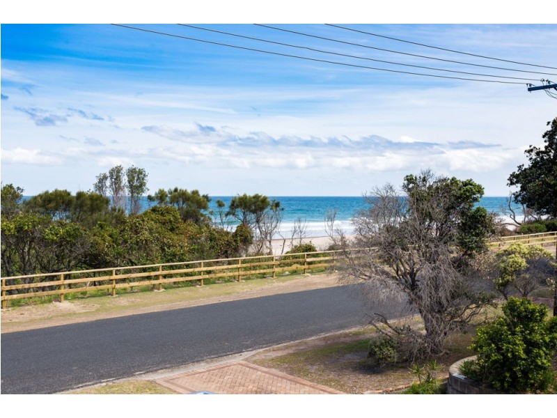 15 Pacific Parade, Old Bar NSW 2430