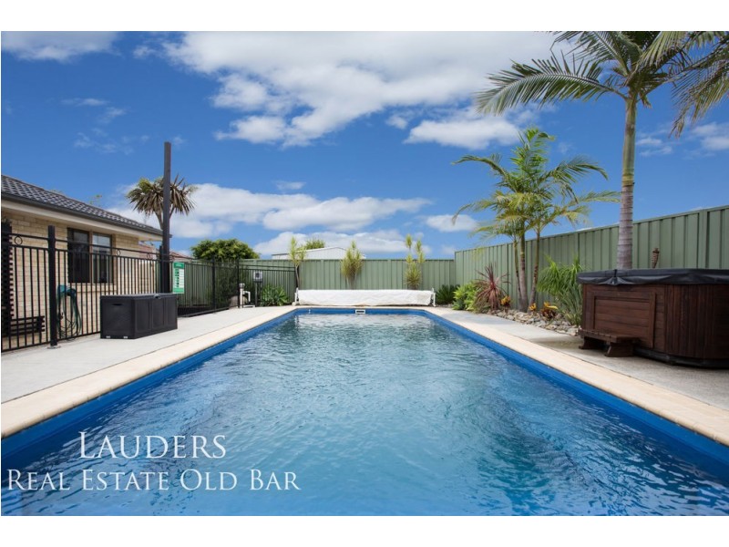 3 Eagle Cl, Old Bar NSW 2430