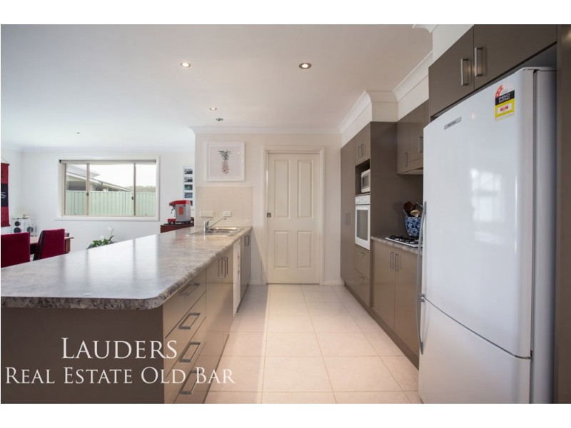 3 Eagle Cl, Old Bar NSW 2430