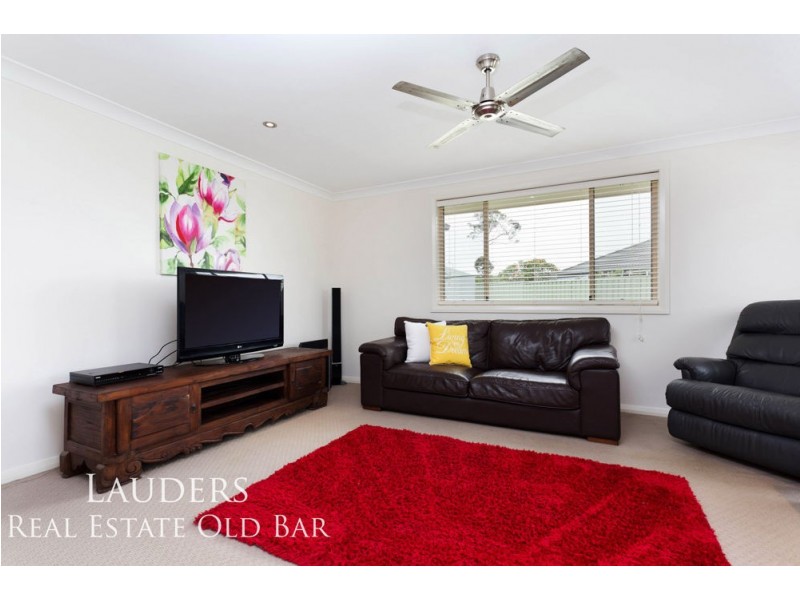 3 Eagle Cl, Old Bar NSW 2430