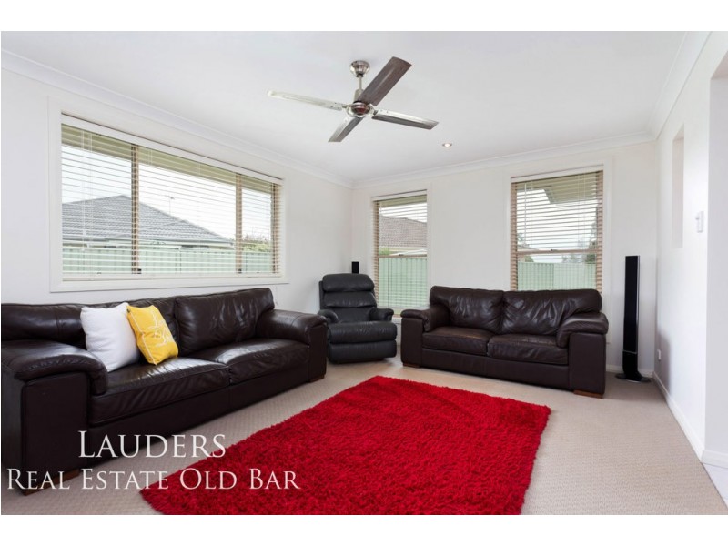 3 Eagle Cl, Old Bar NSW 2430