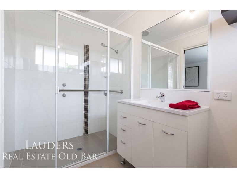 3 Eagle Cl, Old Bar NSW 2430