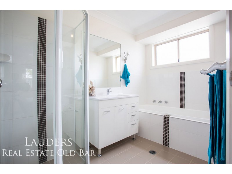 3 Eagle Cl, Old Bar NSW 2430