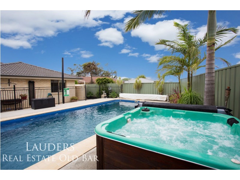 3 Eagle Cl, Old Bar NSW 2430