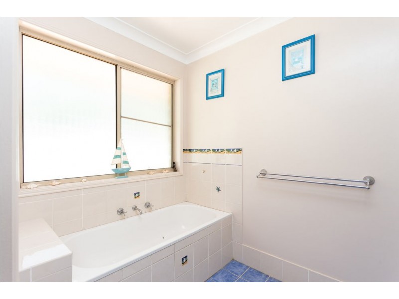 6 Peppermint Place, Old Bar NSW 2430