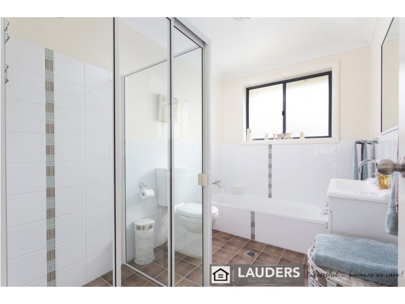 3a Albatross Way, Old Bar NSW 2430