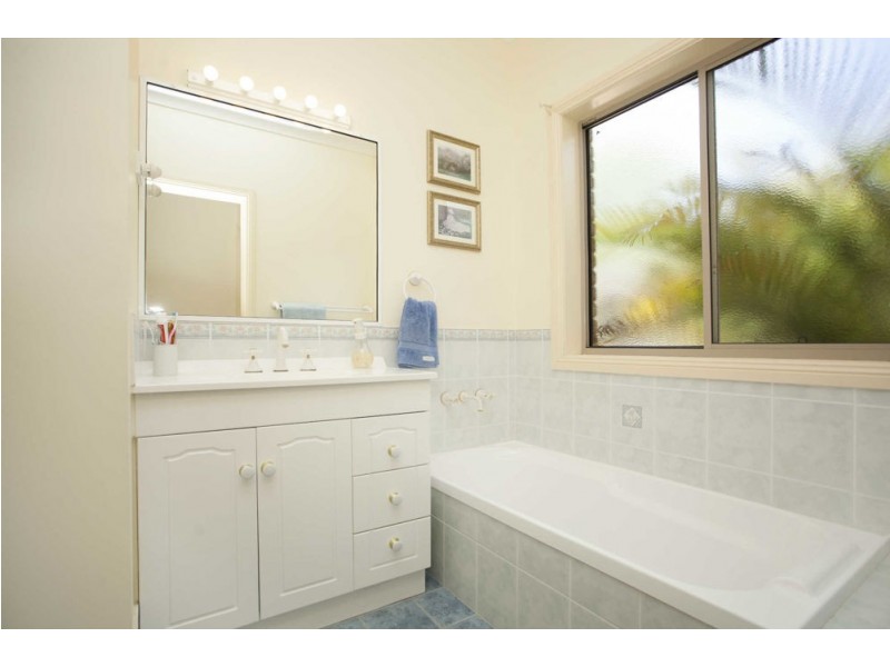 16 St Marks Lane, Mitchells Island NSW 2430