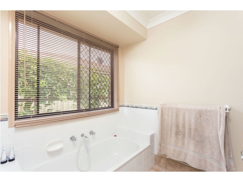 4 Ivy Crescent, Old Bar NSW 2430