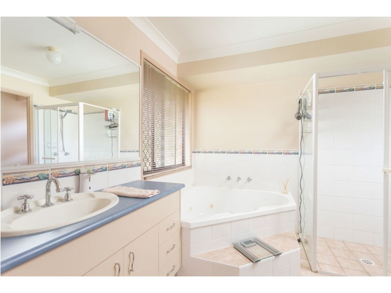 4 Ivy Crescent, Old Bar NSW 2430