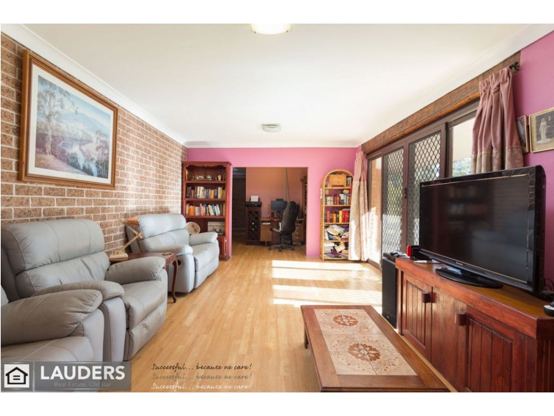 604 Old Bar Road, Old Bar NSW 2430