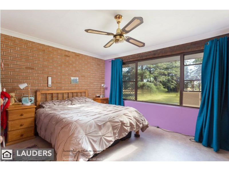 604 Old Bar Road, Old Bar NSW 2430