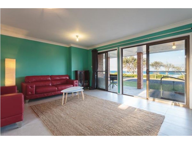 33 Pacific Parade, Old Bar NSW 2430