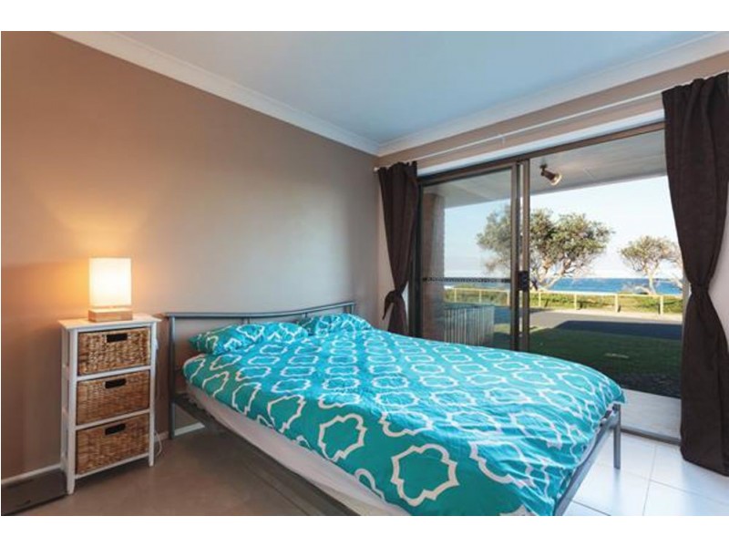 33 Pacific Parade, Old Bar NSW 2430