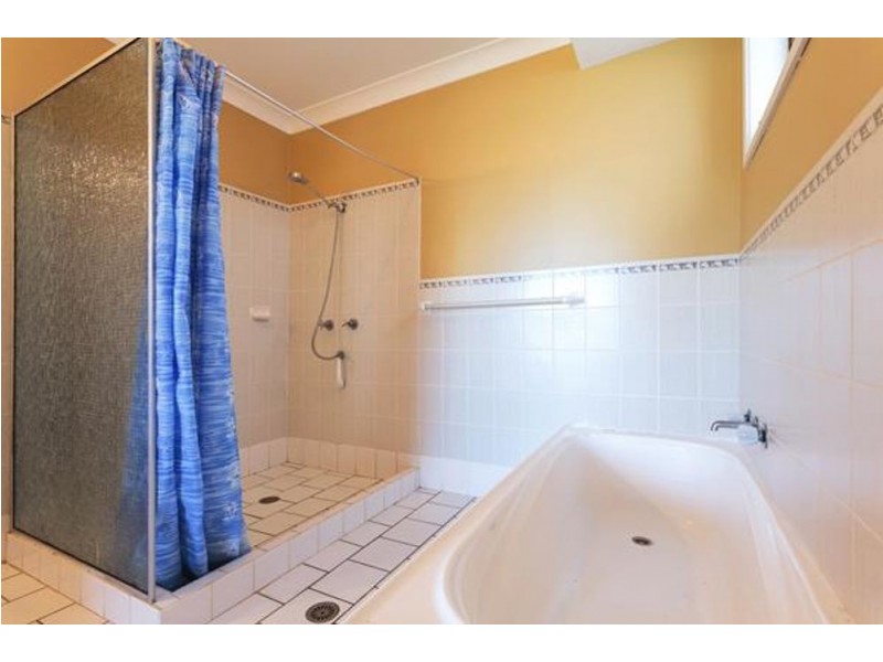33 Pacific Parade, Old Bar NSW 2430