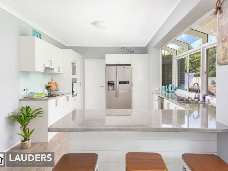 11 Laurina Close, Old Bar NSW 2430