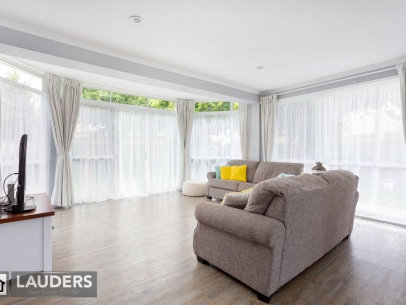 11 Laurina Close, Old Bar NSW 2430