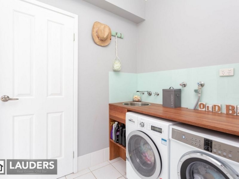 11 Laurina Close, Old Bar NSW 2430