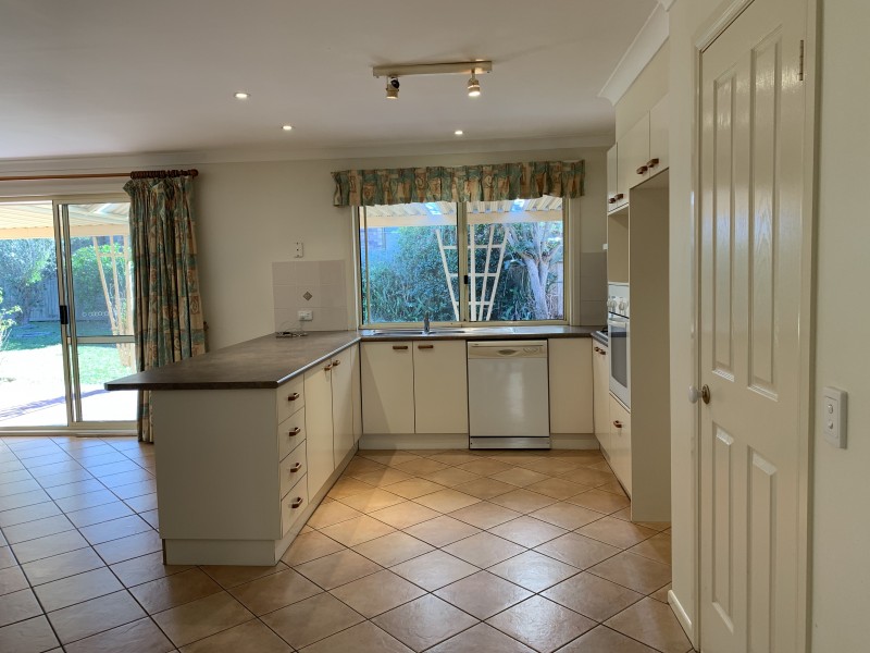 33 Pryor Crescent, Old Bar NSW 2430