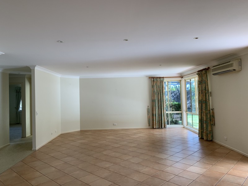 33 Pryor Crescent, Old Bar NSW 2430