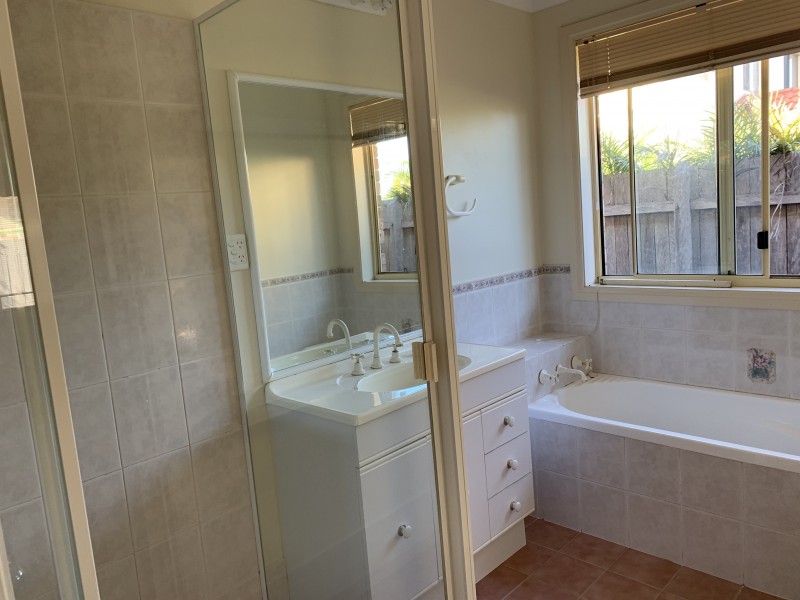 33 Pryor Crescent, Old Bar NSW 2430