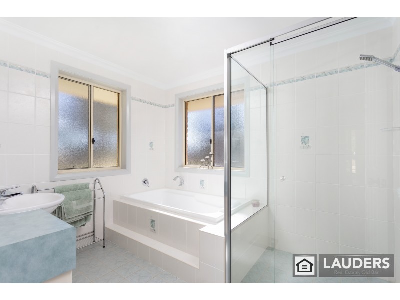 6 Windamere Place, Old Bar NSW 2430