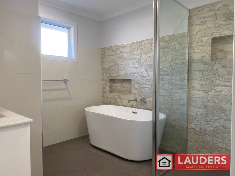 9 Ondaroo Crest, Old Bar NSW 2430