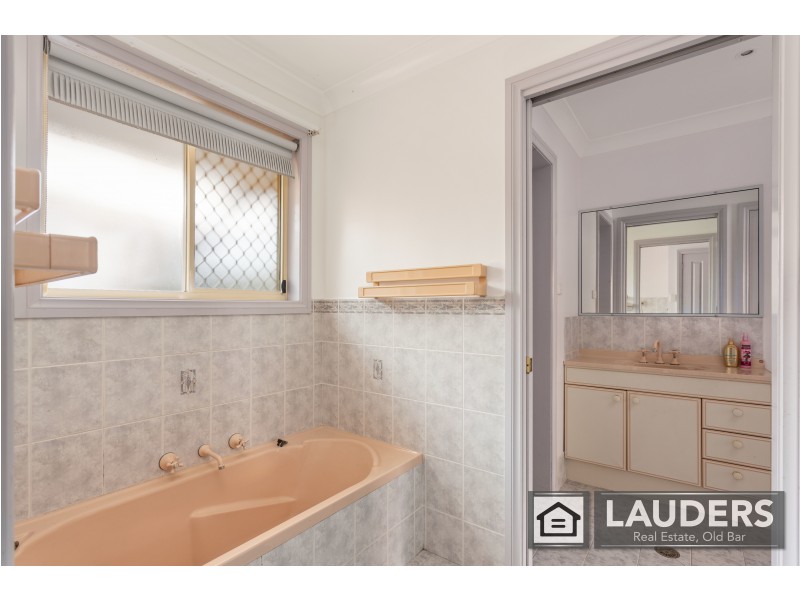 4 Osprey Avenue, Old Bar NSW 2430