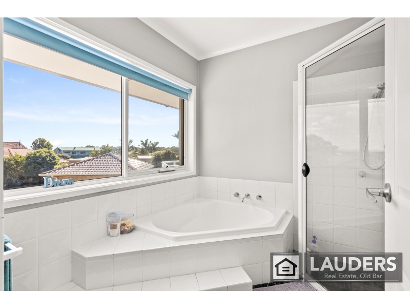 11 Laurina Close, Old Bar NSW 2430