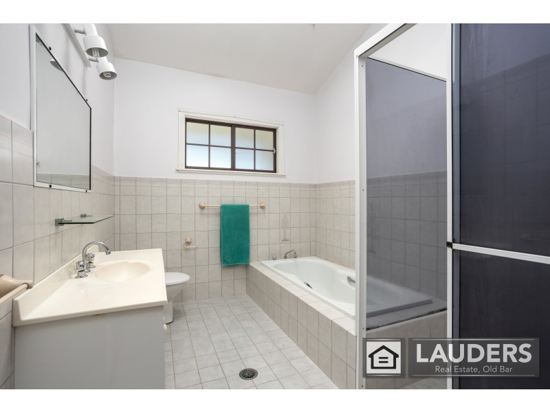 552 Old Bar Road, Old Bar NSW 2430