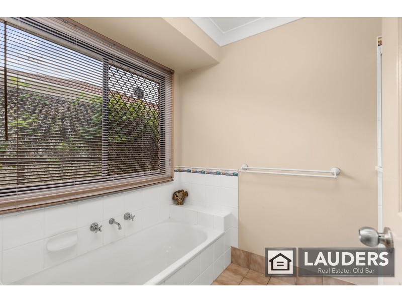 4 Ivy Crescent, Old Bar NSW 2430