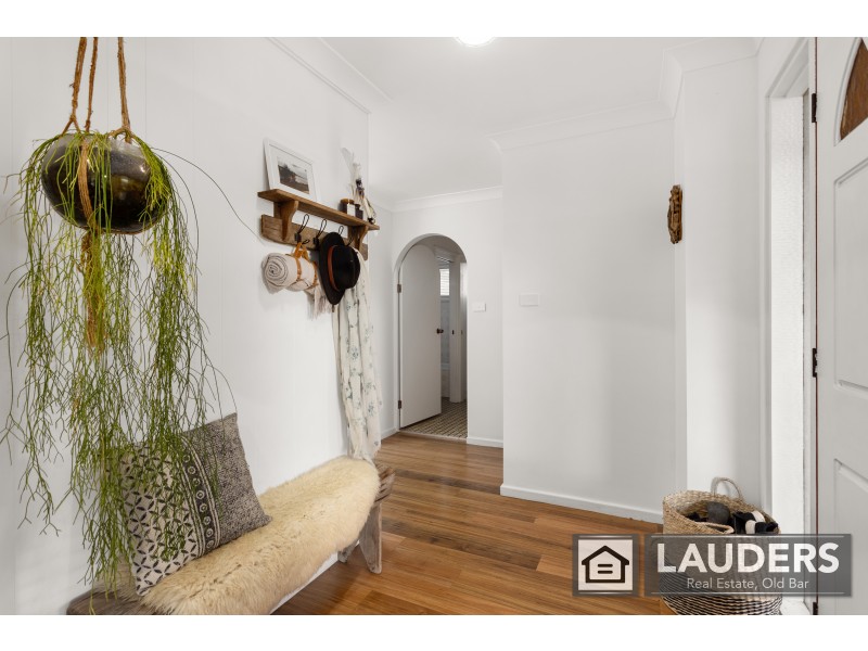8 Joel Drive, Old Bar NSW 2430
