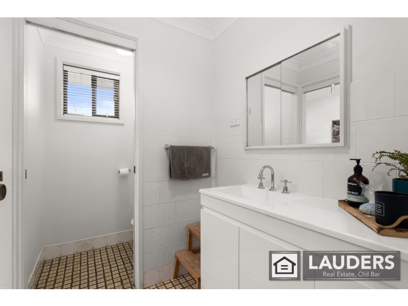 8 Joel Drive, Old Bar NSW 2430