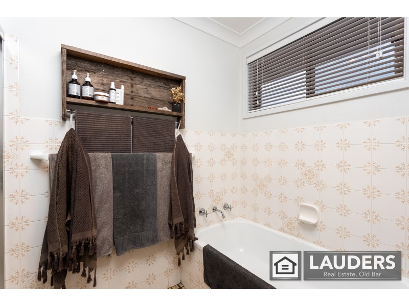 8 Joel Drive, Old Bar NSW 2430