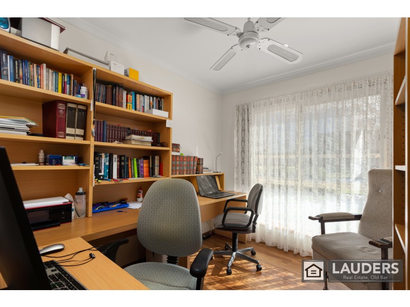 18 Pryor Crescent, Old Bar NSW 2430