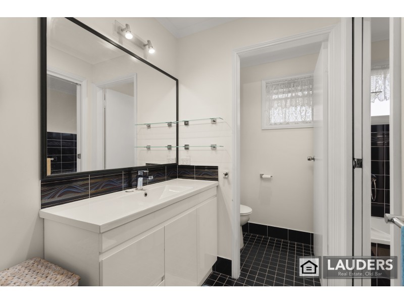 18 Pryor Crescent, Old Bar NSW 2430