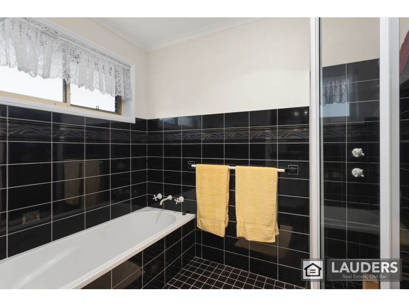 18 Pryor Crescent, Old Bar NSW 2430