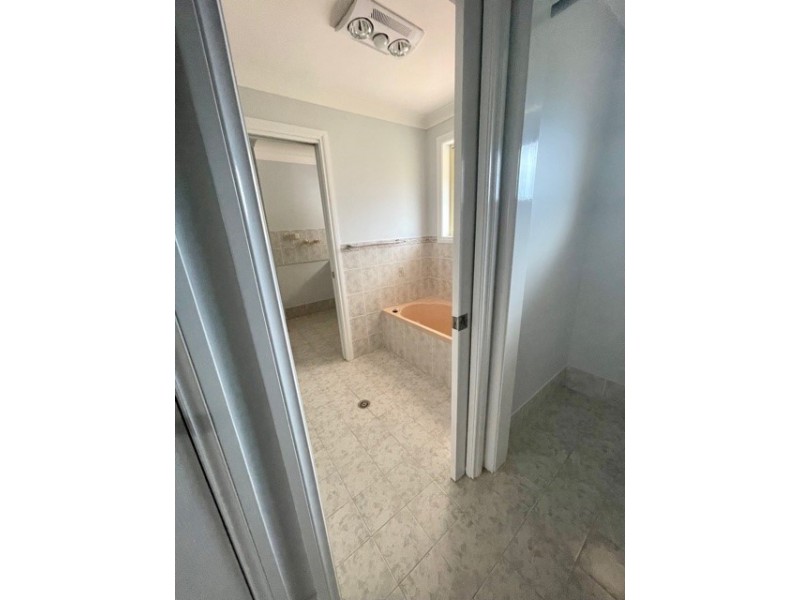 4 Osprey Avenue, Old Bar NSW 2430