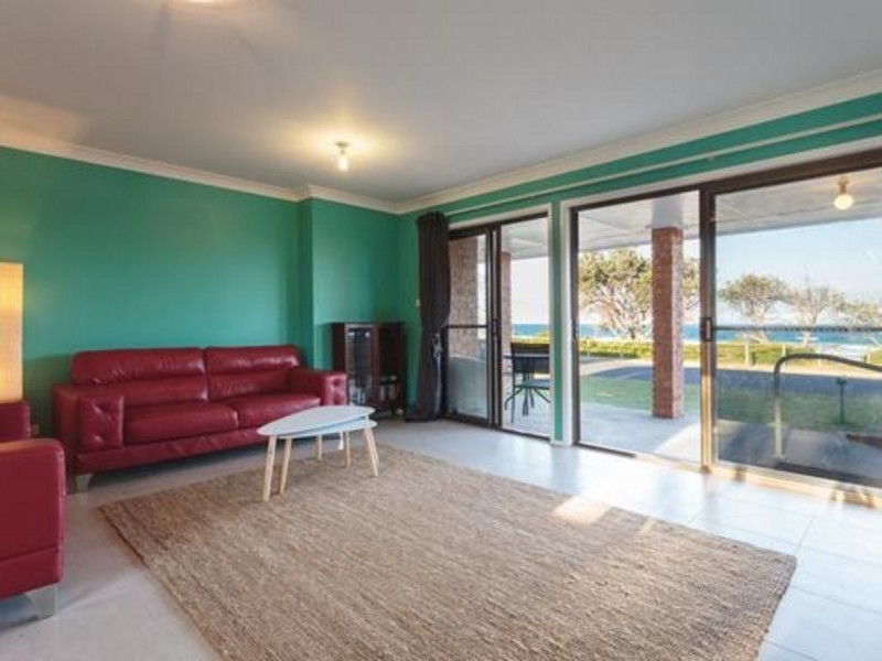 33 Pacific Parade, Old Bar NSW 2430