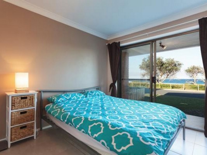 33 Pacific Parade, Old Bar NSW 2430