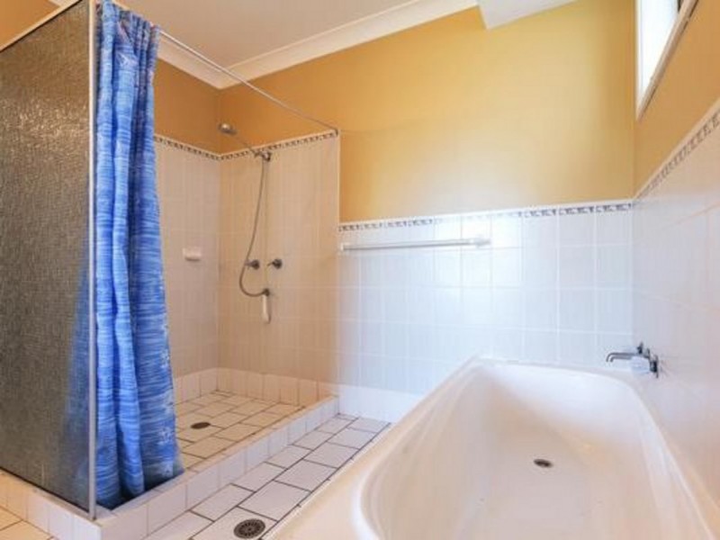 33 Pacific Parade, Old Bar NSW 2430