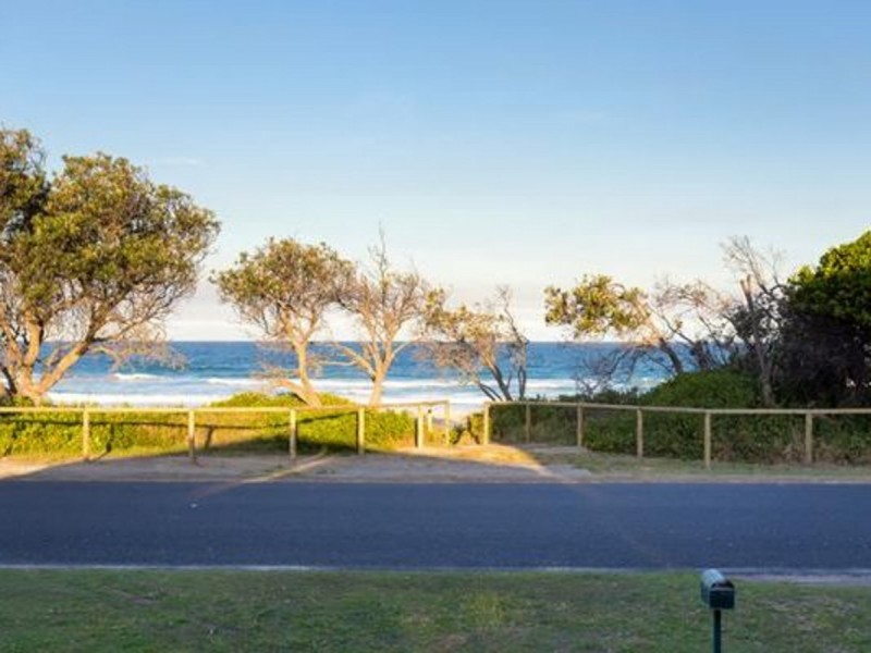 33 Pacific Parade, Old Bar NSW 2430