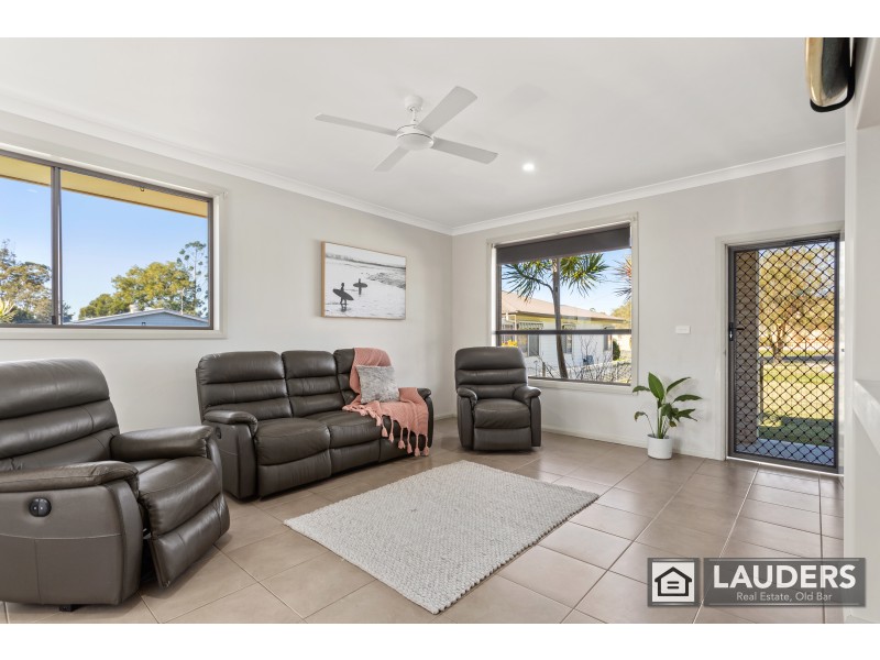75 Old Bar Road, Old Bar NSW 2430